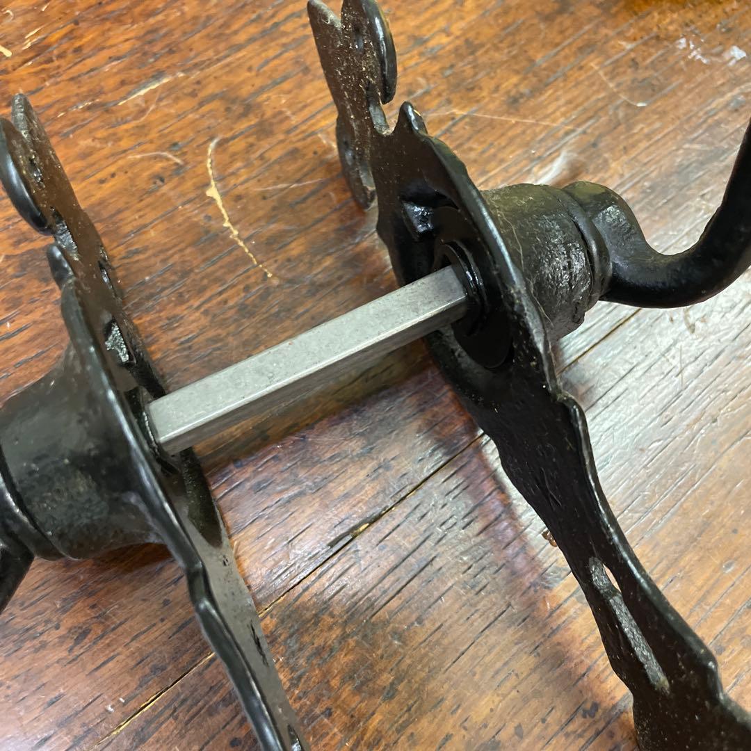 イギリスカークパトリック社製 アイアンのドアノブ ドアハンドル 鋳造で作る本物