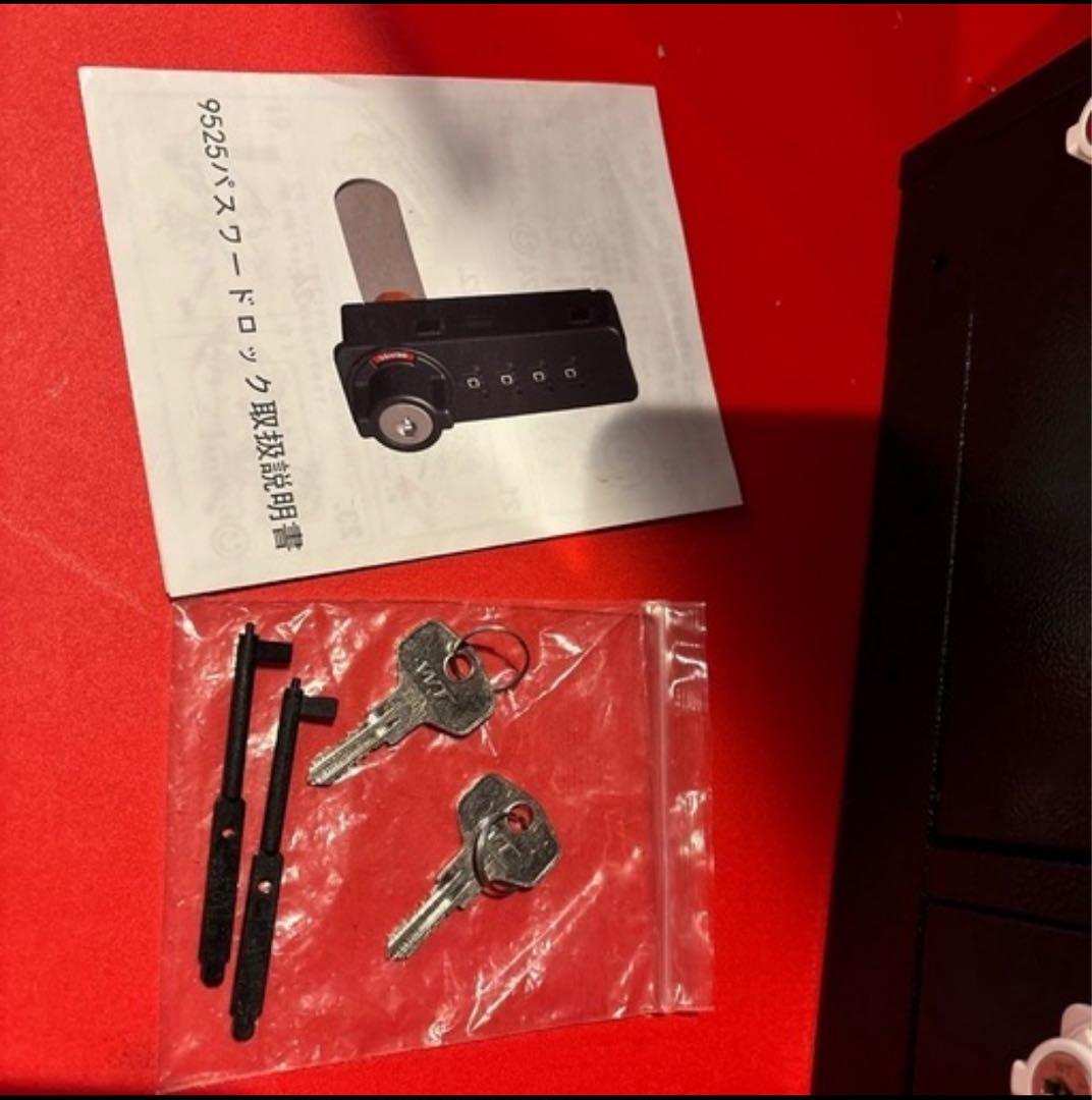 貴重品入れ　スチールロッカー　ダイヤルロック　8人用