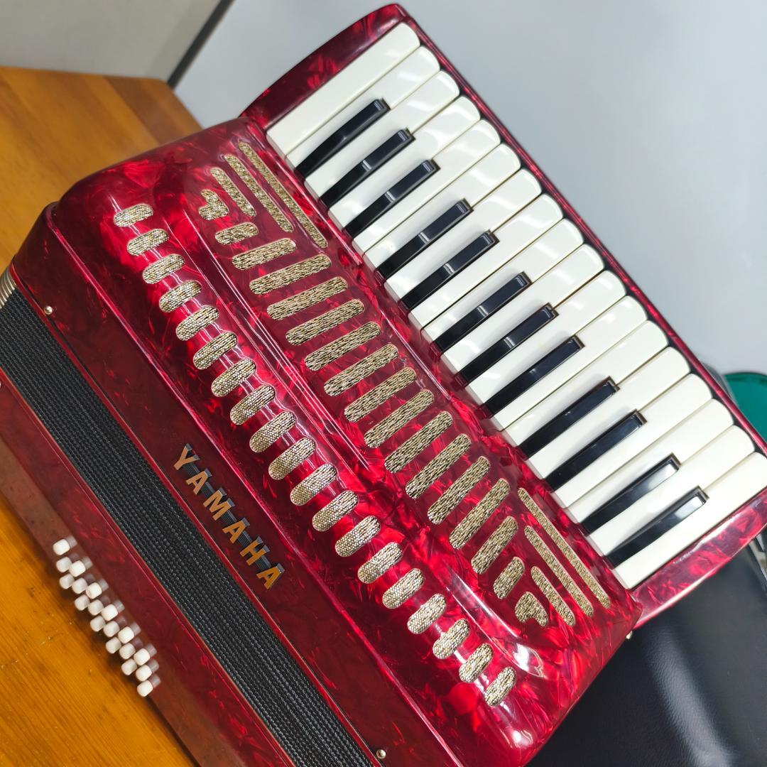 YAMAHA ヤマハ アコーディオン 8905 ケース付　赤
