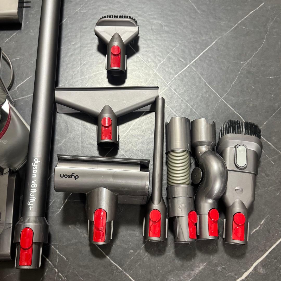 Dyson V8fluffy+ 充電器・ノズル付き