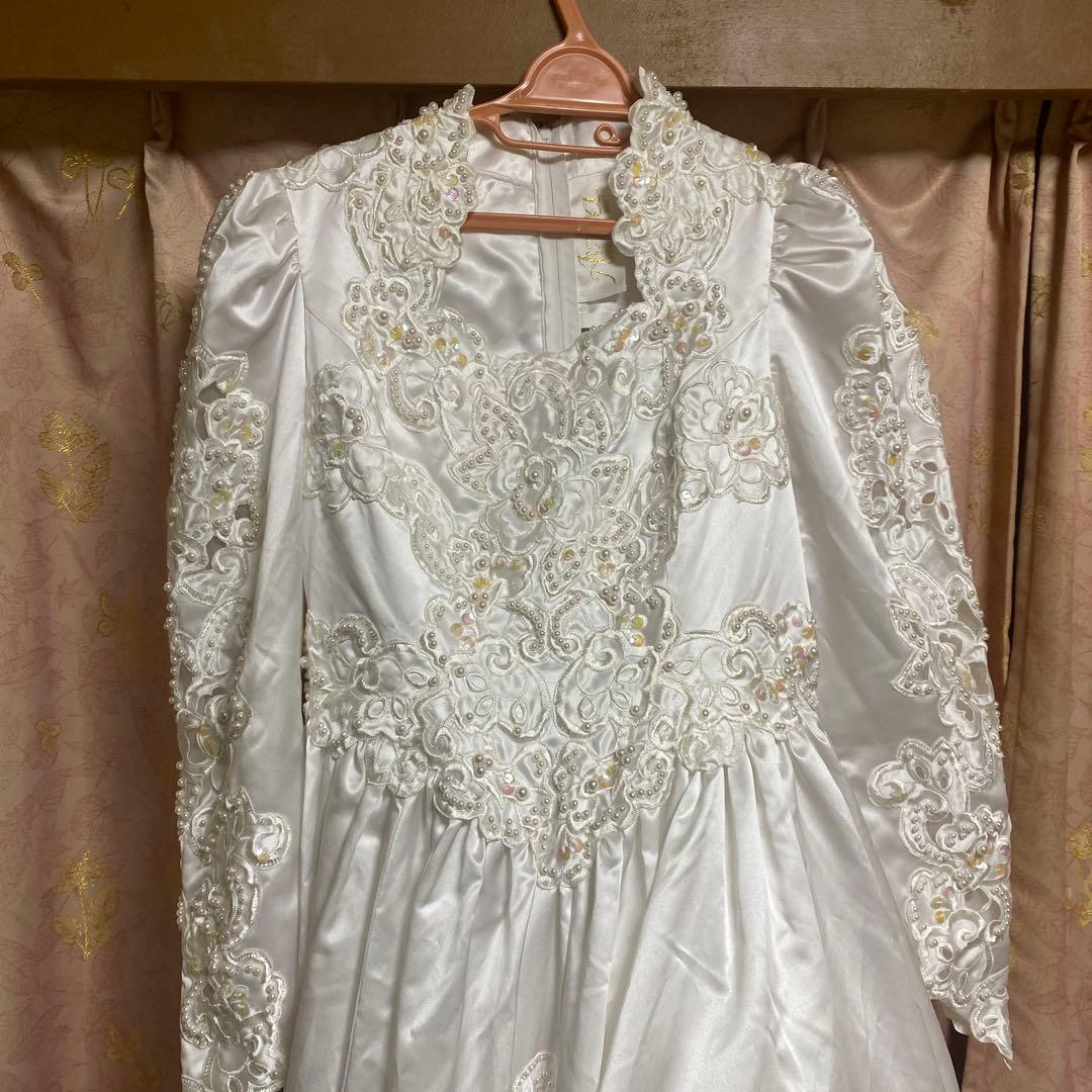ホワイト刺繍ウェディングドレス
