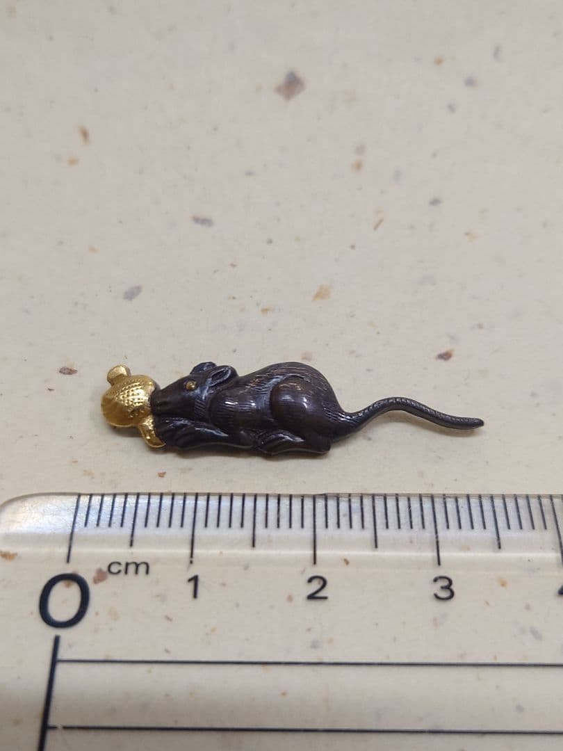 目貫、鉄地に鼠に宝珠図
