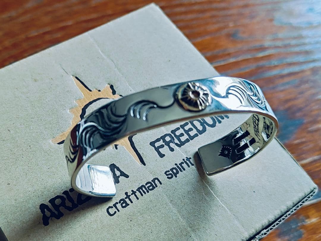 ピカピカ極美！【ARIZONA FREEDOM】唐草バングル　K18 印台