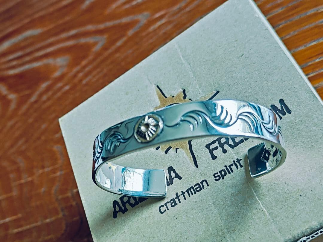 ピカピカ極美！【ARIZONA FREEDOM】唐草バングル　K18 印台