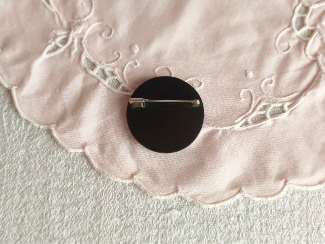 * vintage brooch ❀ 彫り模様の美しい シックなお花 ブローチ