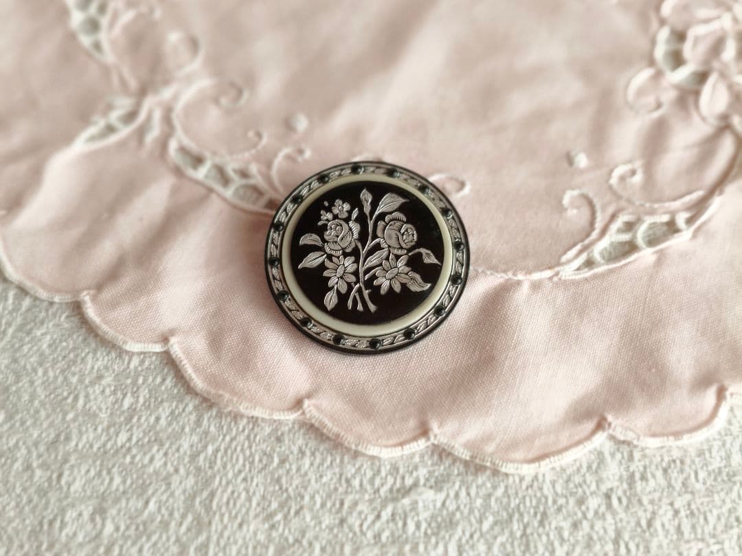 * vintage brooch ❀ 彫り模様の美しい シックなお花 ブローチ