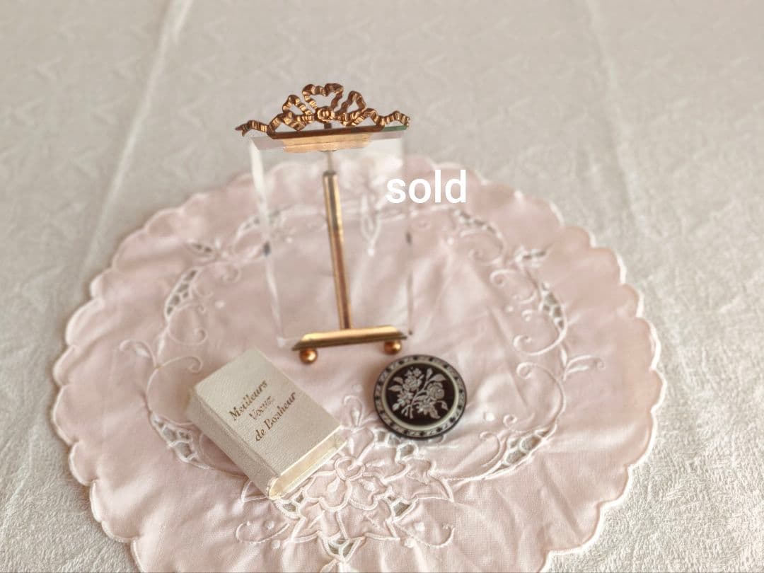 * vintage brooch ❀ 彫り模様の美しい シックなお花 ブローチ