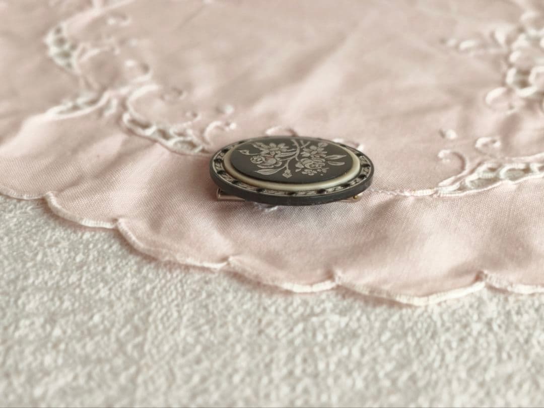 * vintage brooch ❀ 彫り模様の美しい シックなお花 ブローチ