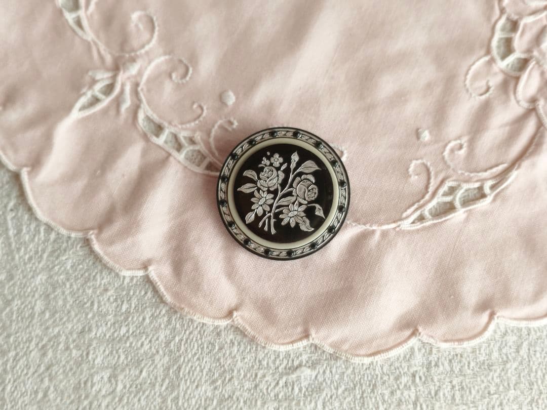 * vintage brooch ❀ 彫り模様の美しい シックなお花 ブローチ