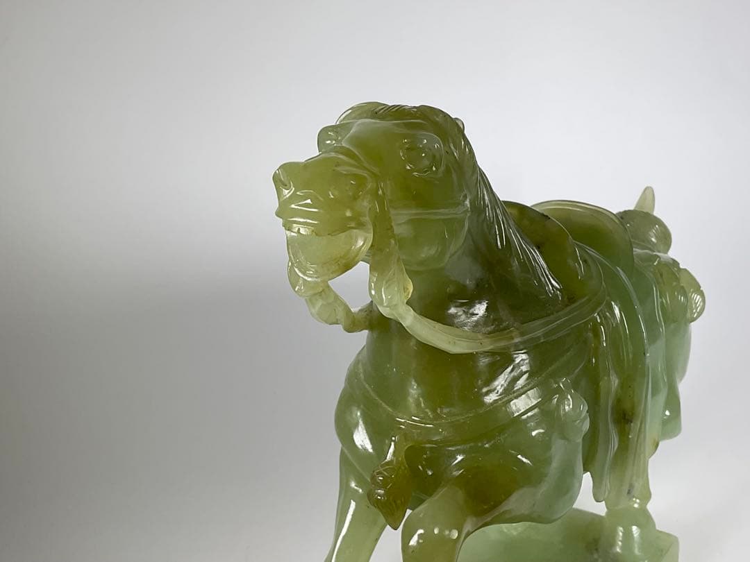 中国美術　砡製　玉石　翡翠　馬　彫刻　台座付　置物　幅約28cm