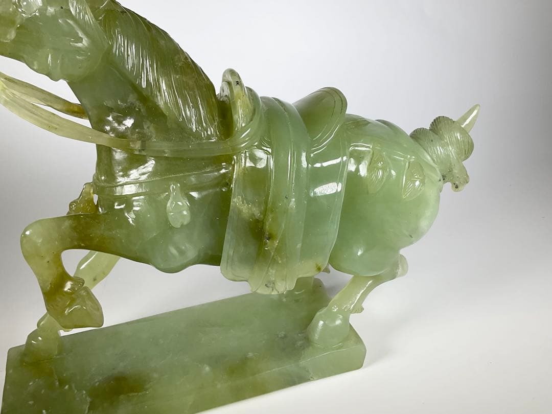 中国美術　砡製　玉石　翡翠　馬　彫刻　台座付　置物　幅約28cm