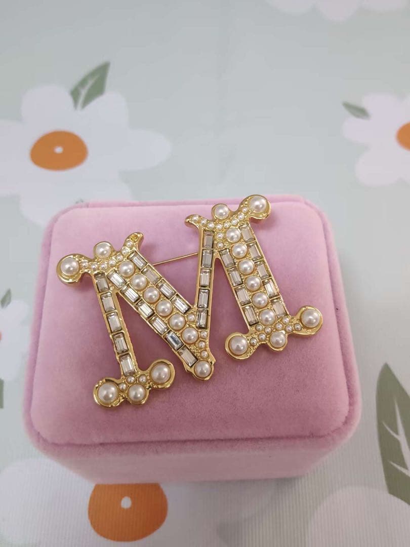 マックスマーラ　クリスタル モノグラムMロゴブローチ パール付き　ゴールド超美品