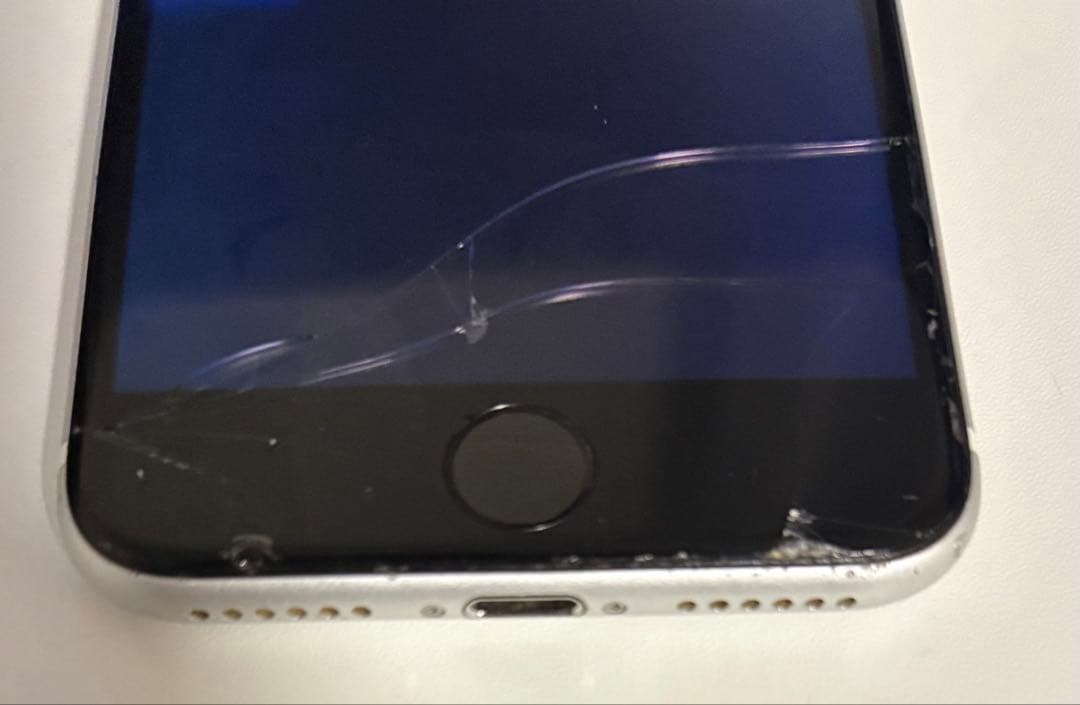 【ジャンク品】iPhone SE [第2世代] 画面割れ