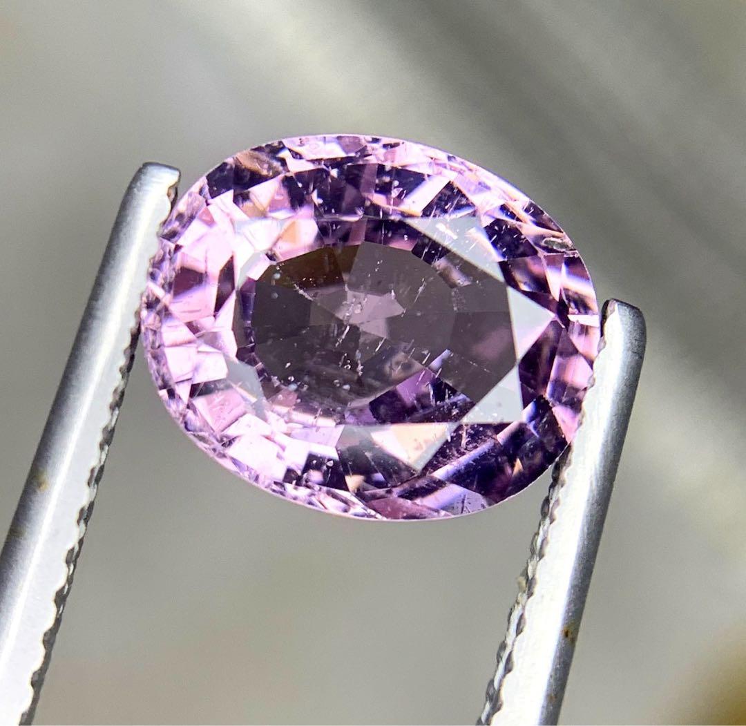 オーバルカットの天然スピネル宝石。GIL認定