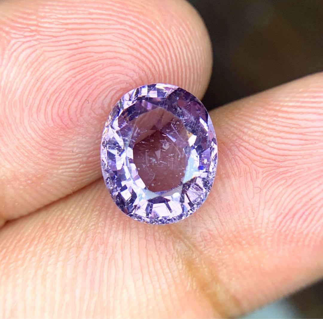 オーバルカットの天然スピネル宝石。GIL認定