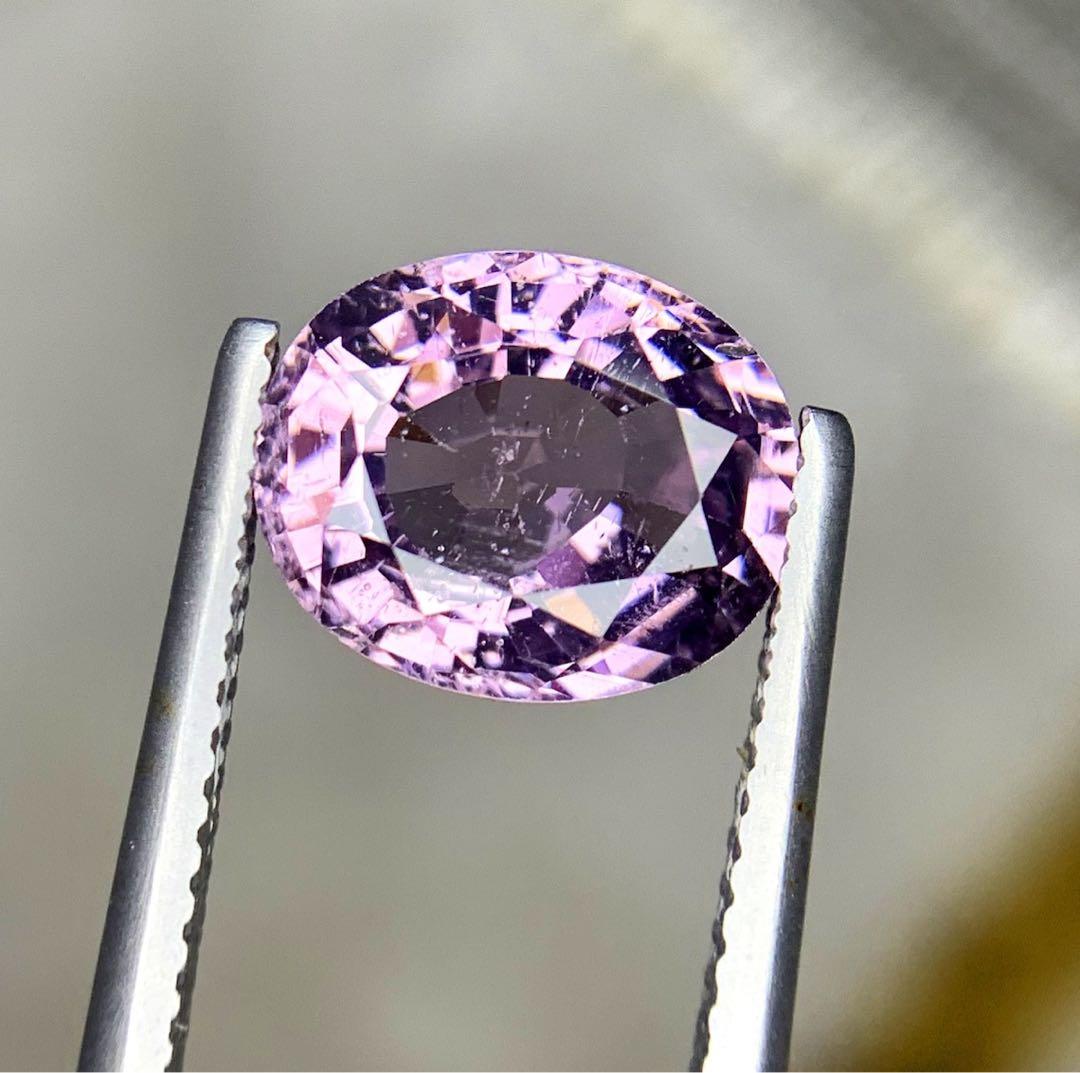 オーバルカットの天然スピネル宝石。GIL認定
