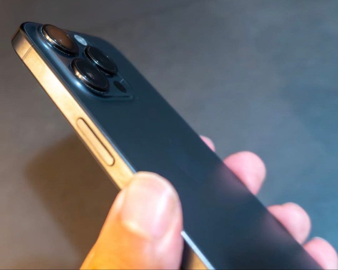 【美品】iPhone 15Pro 256GB SiMフリー　ブラックチタニウム