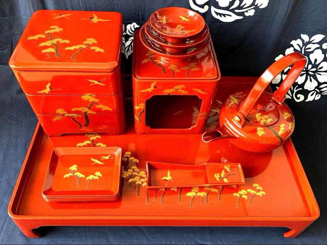 時代物　屠蘇器・重箱セット　木製漆器　朱塗り金蒔絵　鶴に松　縁起柄　長寿　木箱入