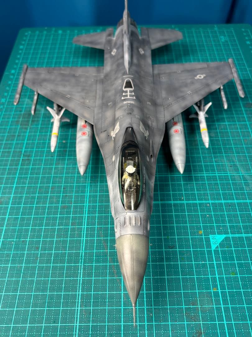 戦闘機　プラモデル完成品　タミヤ　1/48 F-16CJ