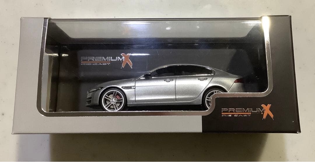 ジャガーXE 1/43 ミニカー モデルカー シルバー