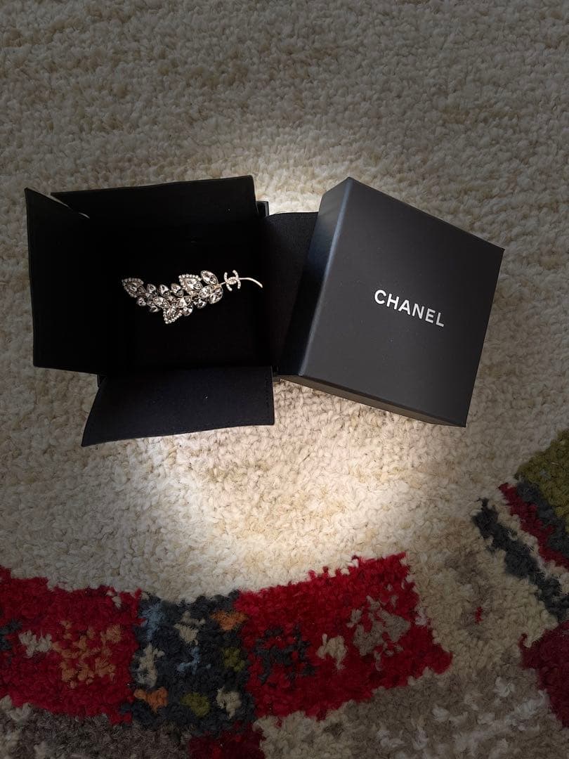 レア品　シャネルCHANEL レディース F23Sブローチ箱あり