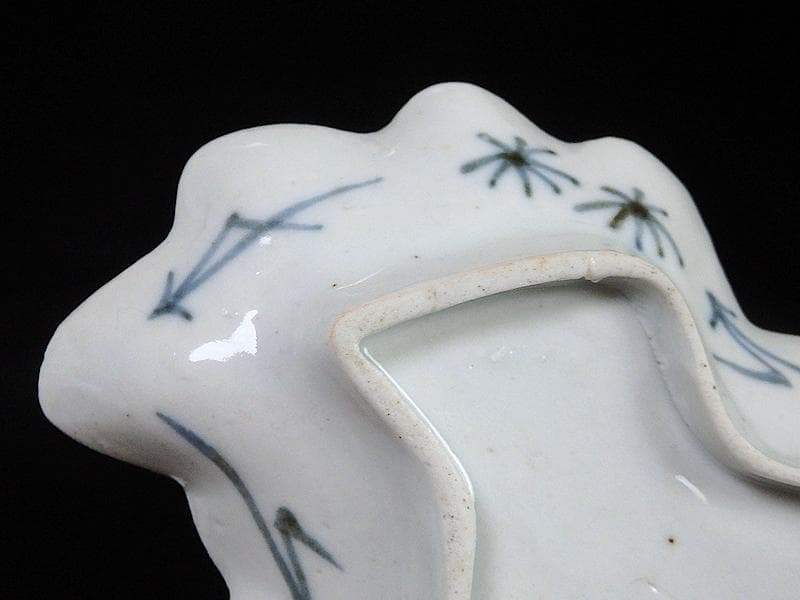 古伊万里　染付　貝に水草の図　桐紋変形豆皿　手塩皿　D964AS-BWr