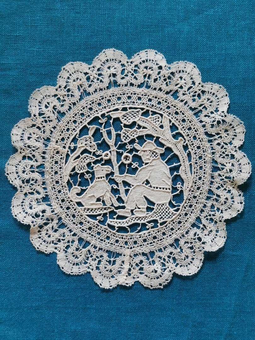 アンティーク ポワンドヴェニス 見つめ合う犬と人 美しいニードルレースドイリー