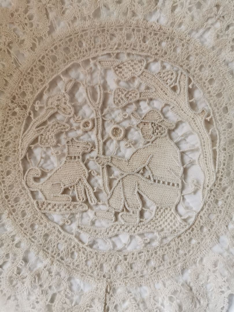 アンティーク ポワンドヴェニス 見つめ合う犬と人 美しいニードルレースドイリー