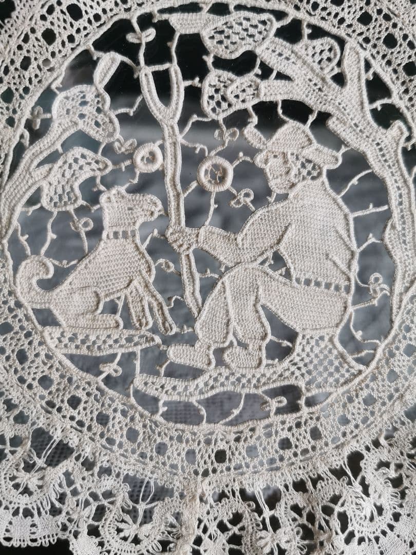 アンティーク ポワンドヴェニス 見つめ合う犬と人 美しいニードルレースドイリー