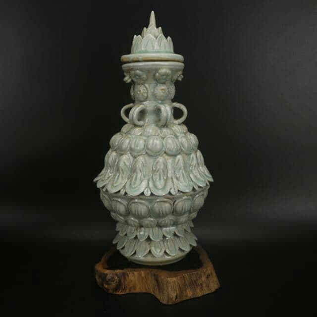 蓮の花は古い磁器の本物の古玩を骨董品として所蔵している