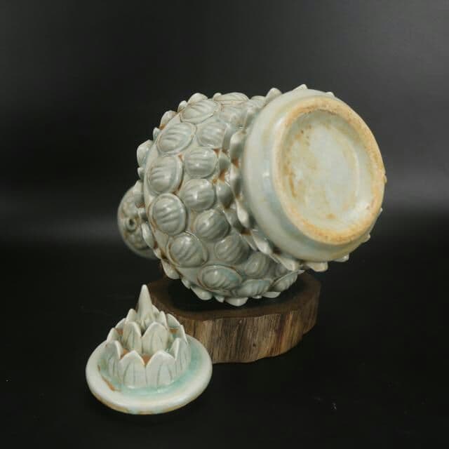 蓮の花は古い磁器の本物の古玩を骨董品として所蔵している