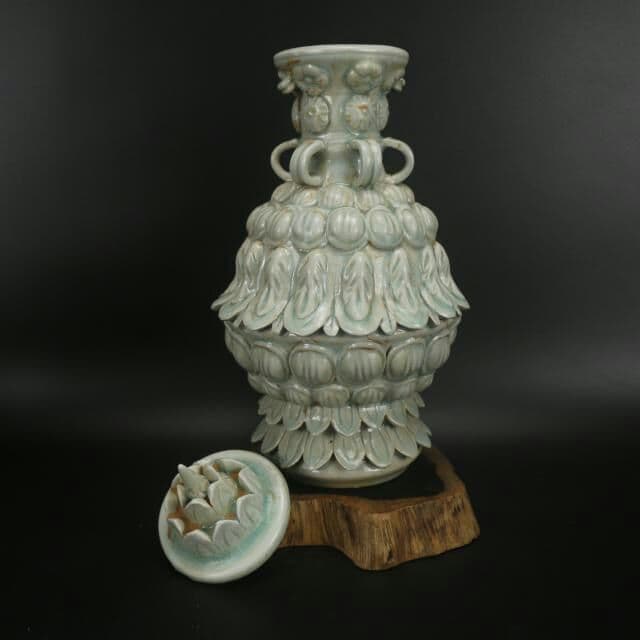 蓮の花は古い磁器の本物の古玩を骨董品として所蔵している