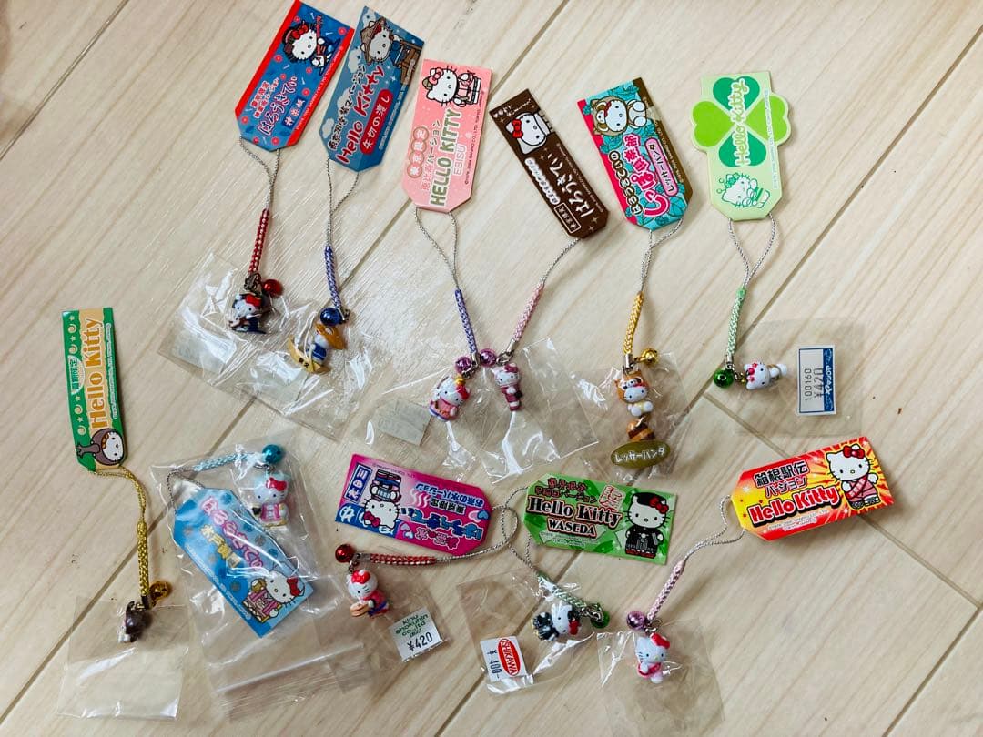 楽一番01様　キティ　ご当地　根付け60個　レトロ　キーホルダー　アルバム