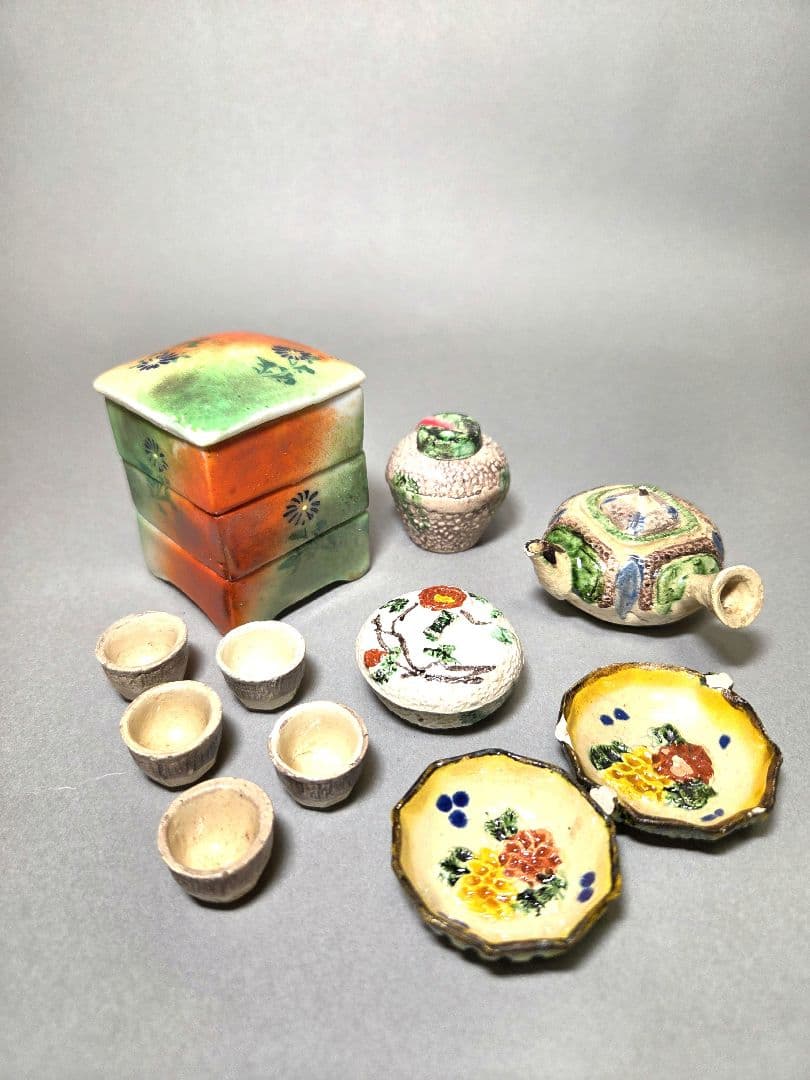 古い小さな雛道具　食器いろいろ