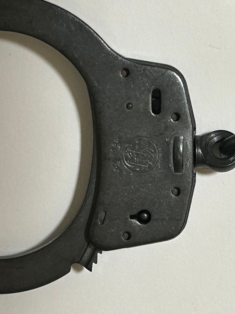 スミス&ウェッソン　ブラック手錠　アメリカ製。鍵二つあり　金属製