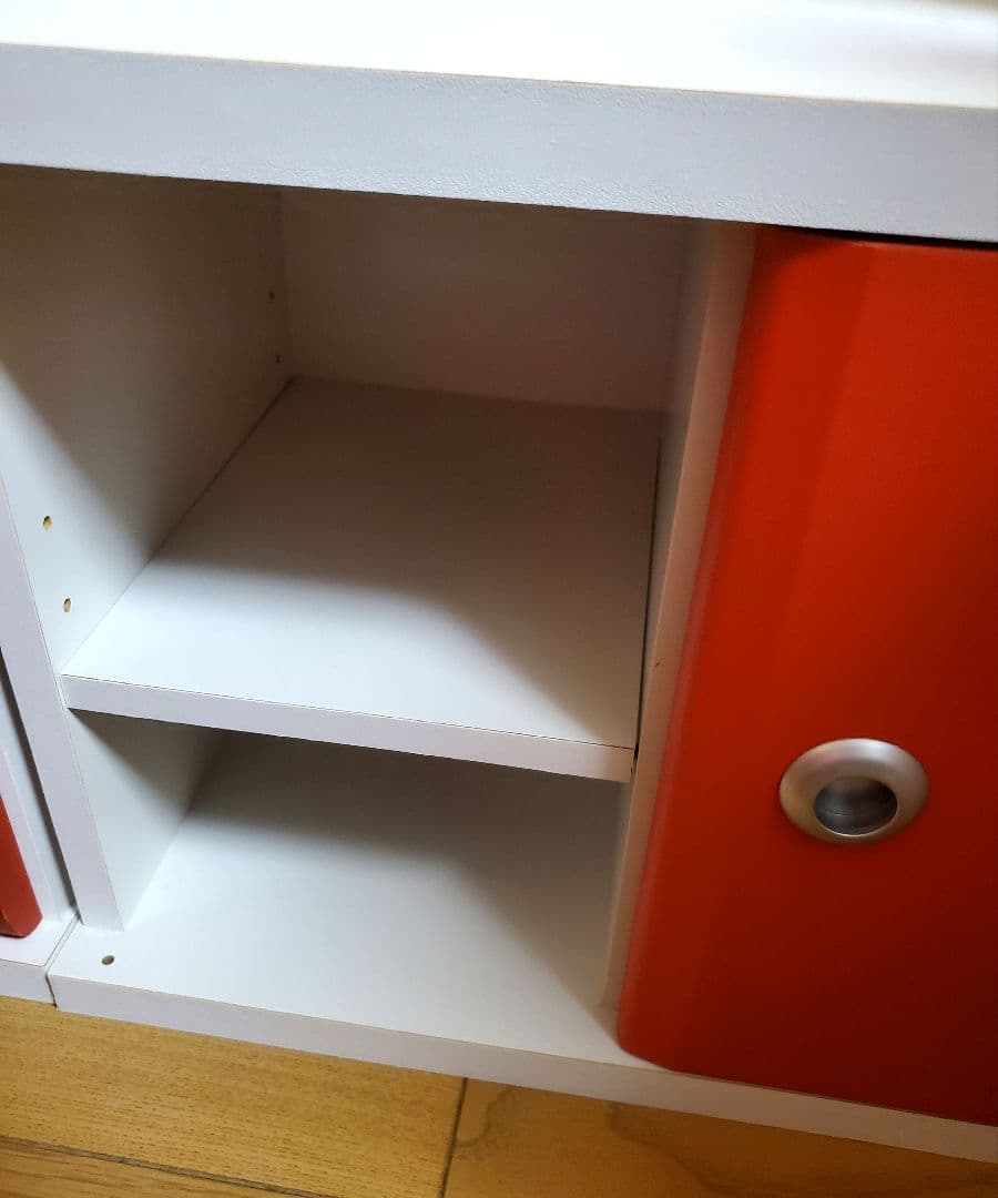 レッドとホワイトのテレビ台.レトロ