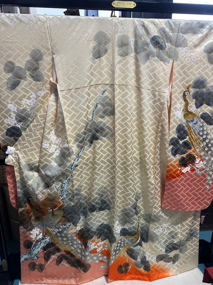 振袖 ベージュ系　松に孔雀　着用可ですが裏地にシミあり インテリア、リメイク材料