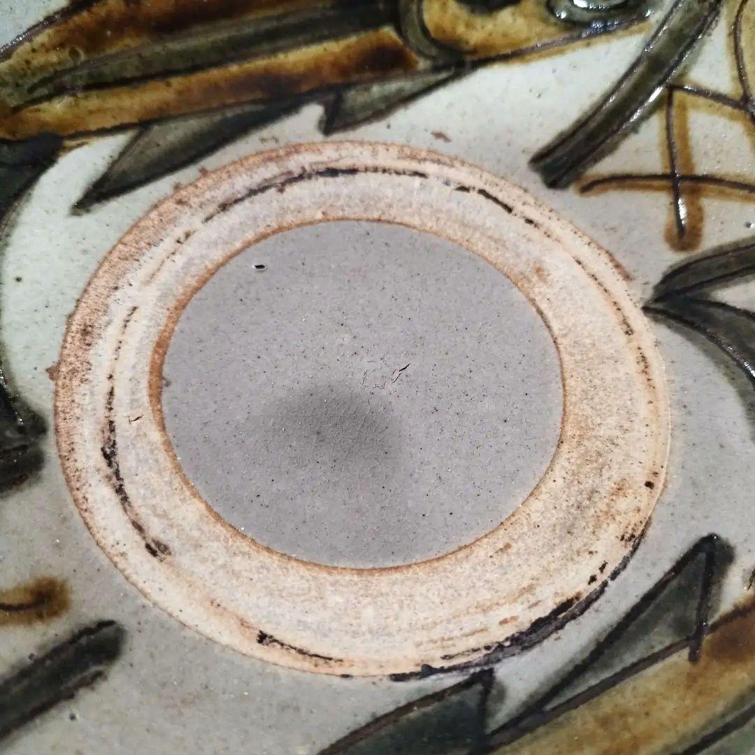 沖縄の人間国宝　伝・金城次郎　双魚文の大きめ飾り皿 　無銘の壺屋時代作品