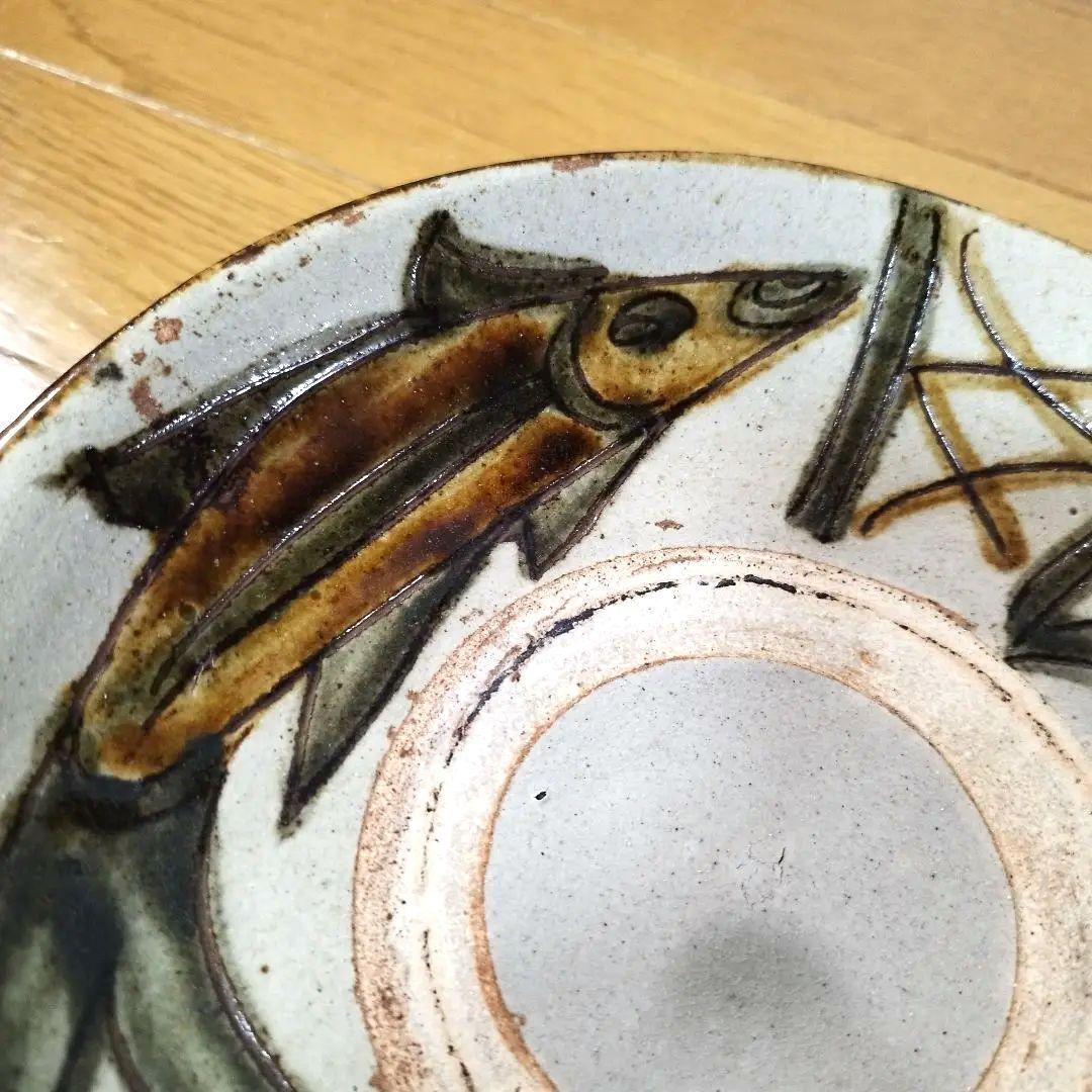 沖縄の人間国宝　伝・金城次郎　双魚文の大きめ飾り皿 　無銘の壺屋時代作品