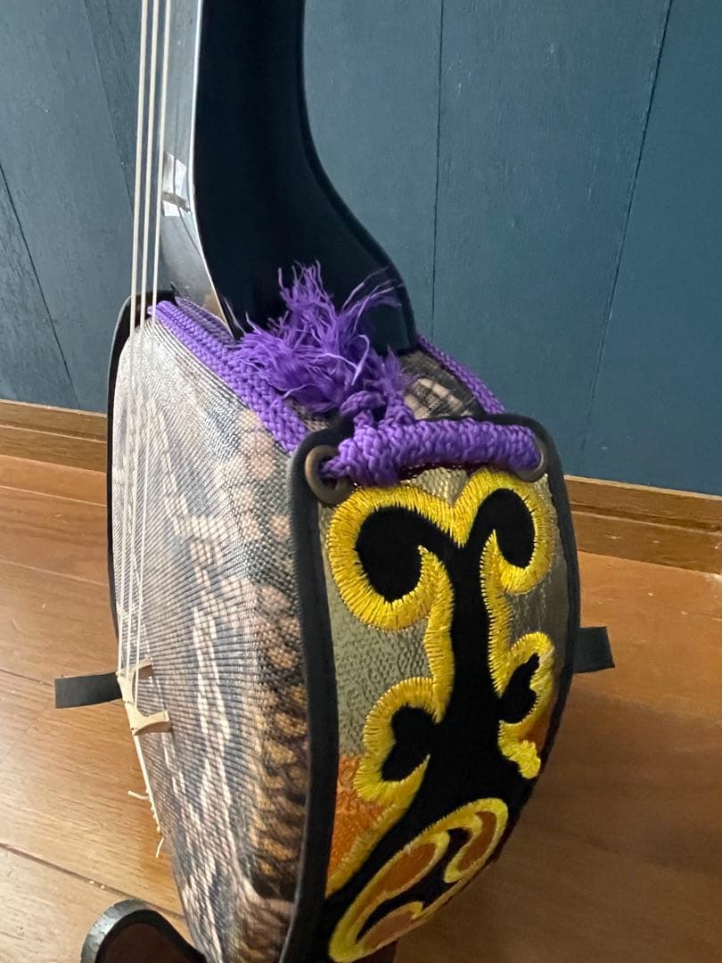 三線本体 人工皮　ケース付き　消音コマ　予備弦あり