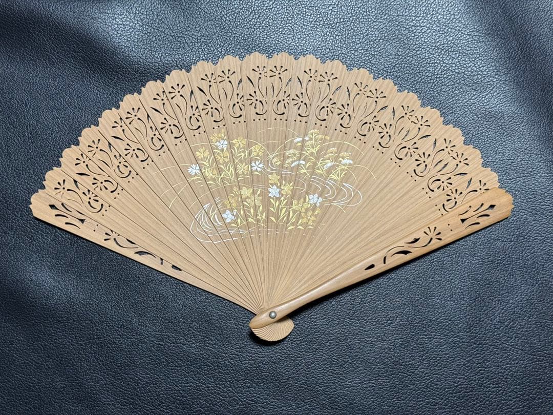 扇子　18.0cm 白檀　宮脇賣扇庵　透かし彫り　繊細　細工　工芸　着物　和装