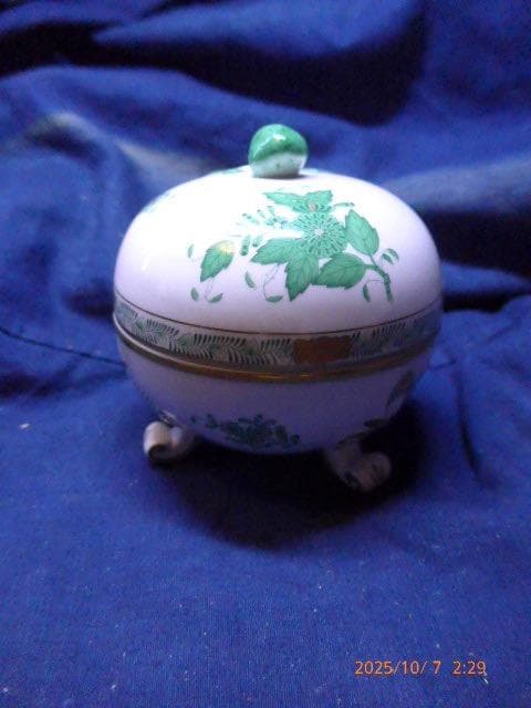全て手彩色のヘレンドのアポニーグリーンの豪華な脚付き菓子器です。フィニアルは苺