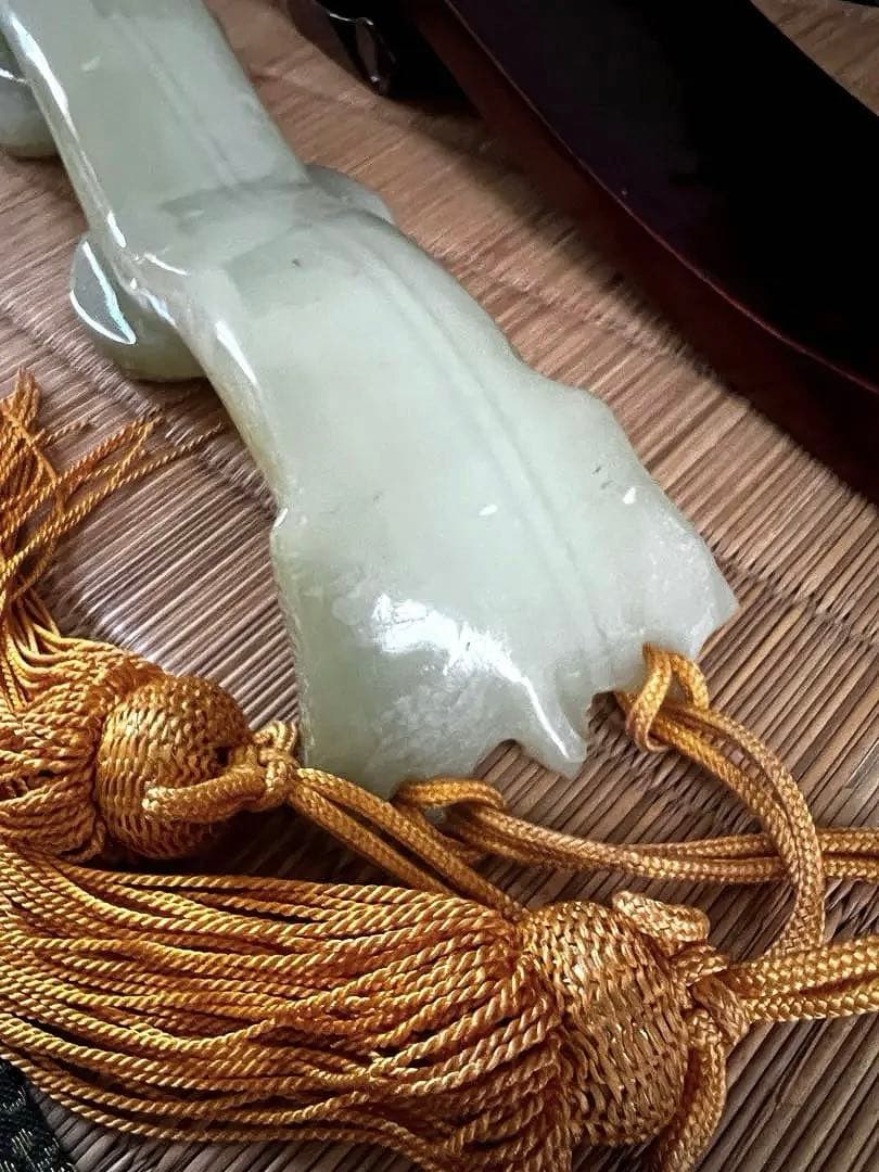 古翡翠 緑砡石 龍蝙蝠刻 如意 台座付き