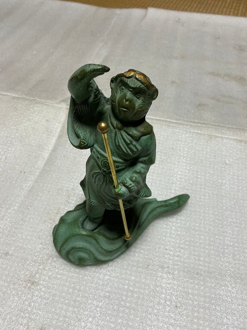 孫悟空鉄製置物／ガラスケース欠品。【重さ／1.2kg ￼インテリアに】。