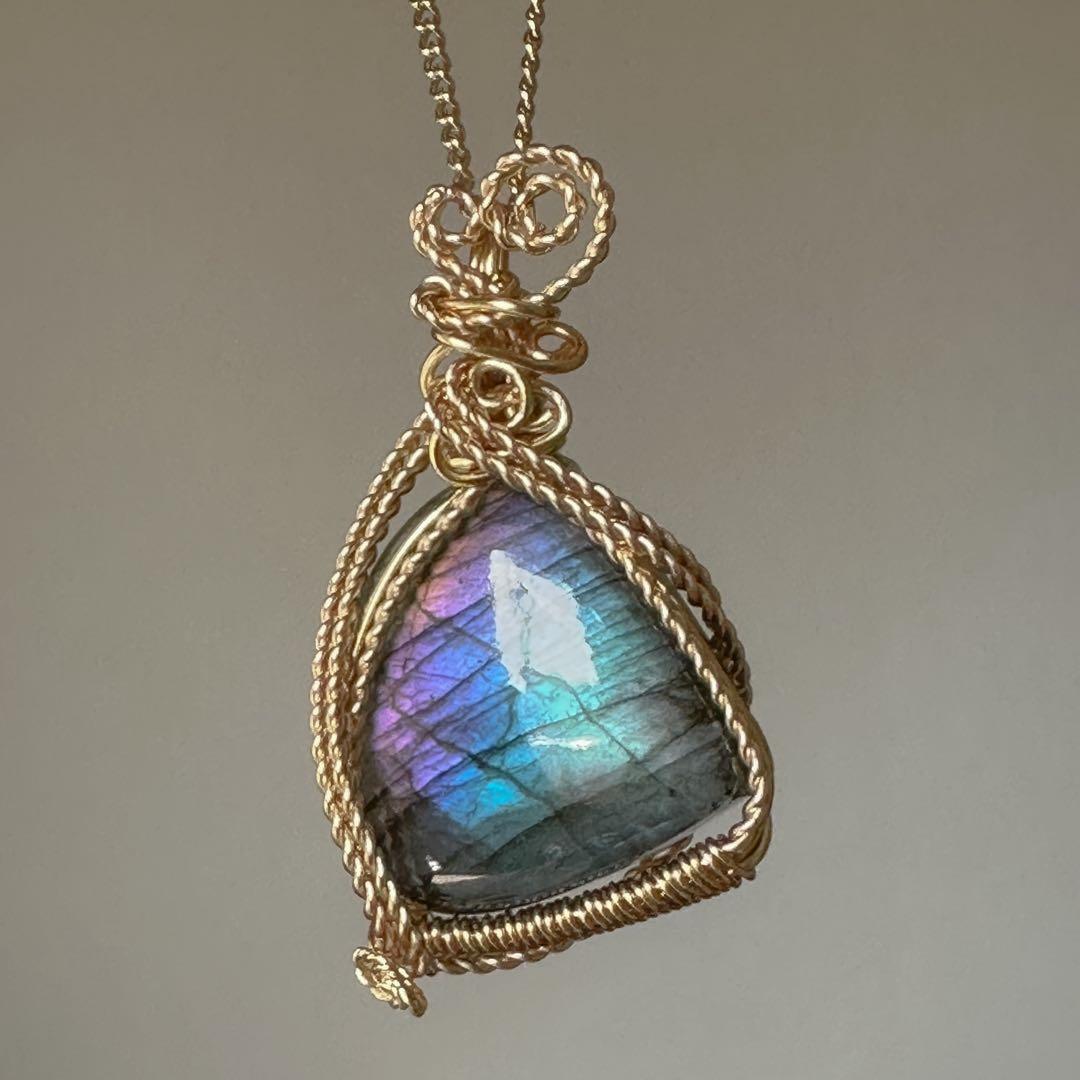 神秘のレインボー✴︎マルチカラーラブラドライトのワイヤージュエリー