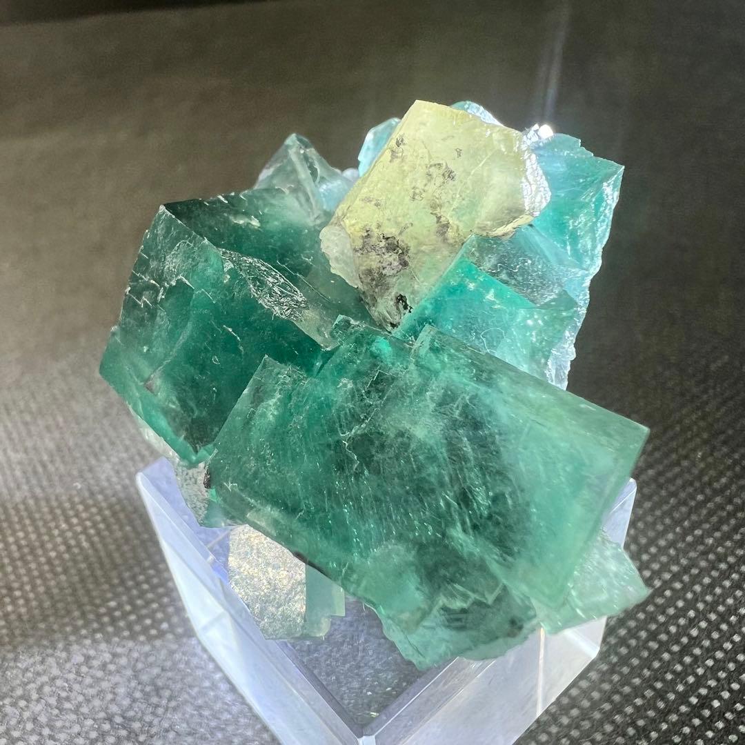 ヤオガンシャン産　カルサイト共生「孔雀緑」「ピーコックグリーン」フローライト