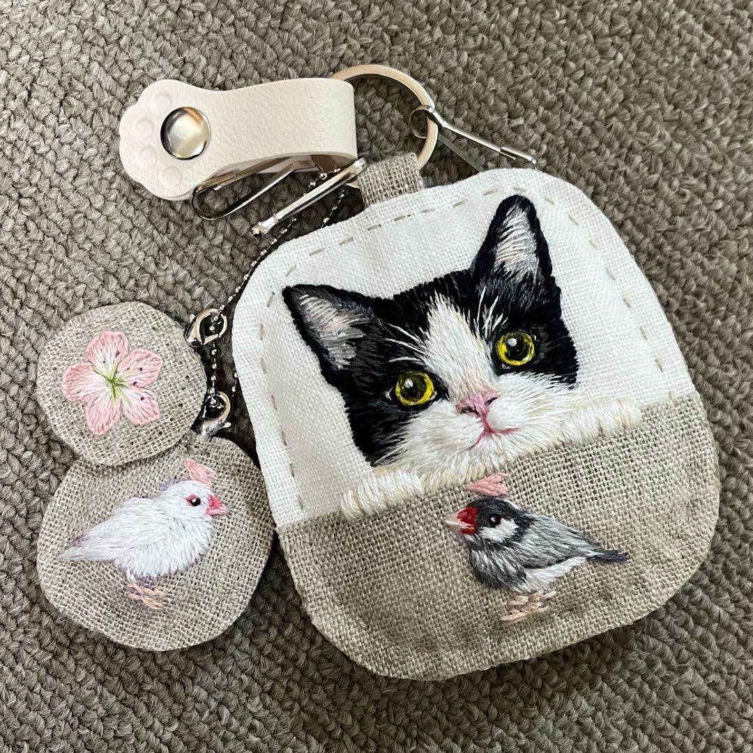 タ*ー様 ハンドメイド刺繍キーホルダー　ハチワレさんと桜文鳥さん