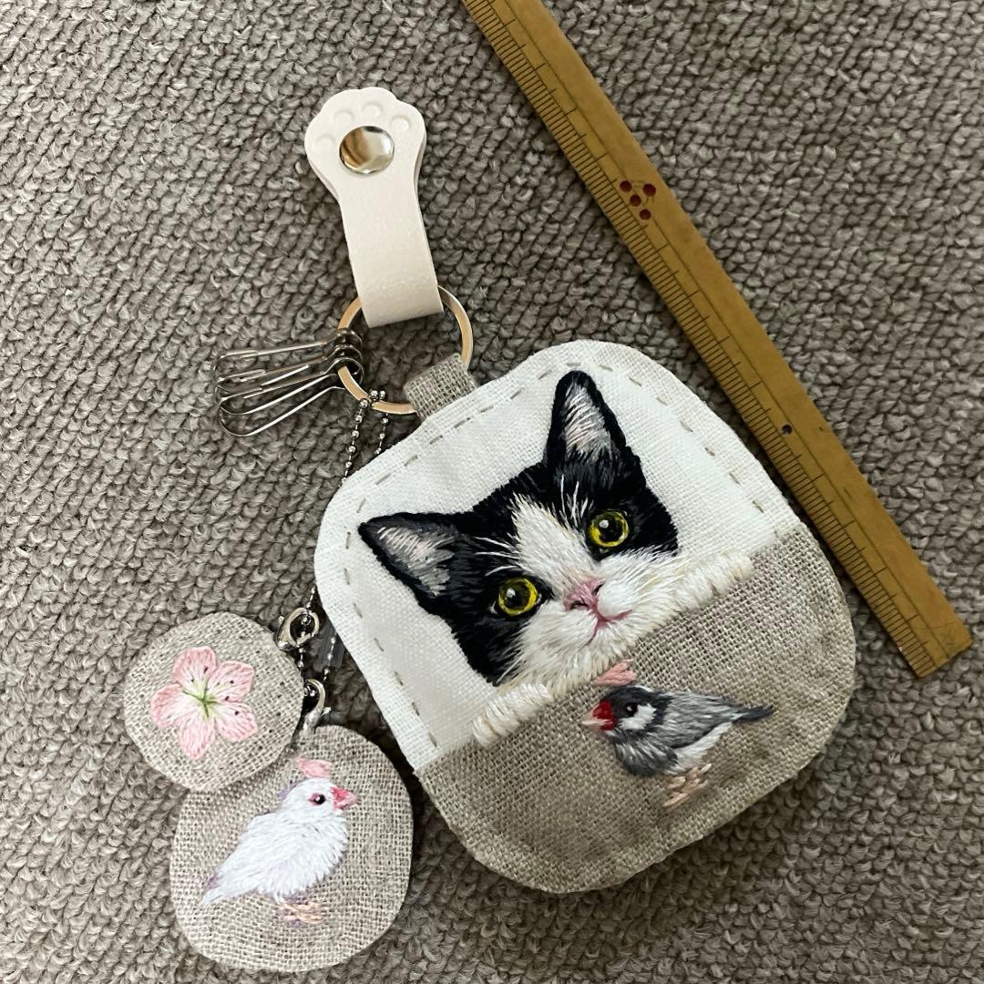 タ*ー様 ハンドメイド刺繍キーホルダー　ハチワレさんと桜文鳥さん