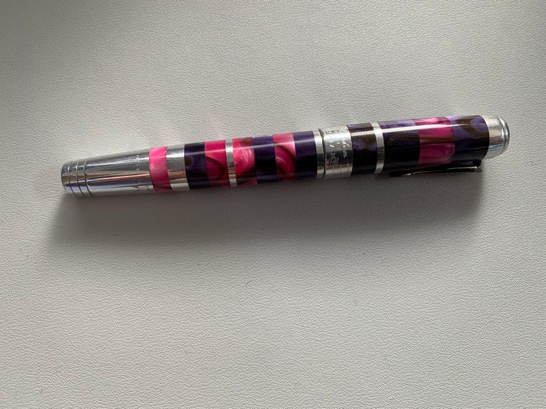万年筆 紫とピンクのストライプデザイン