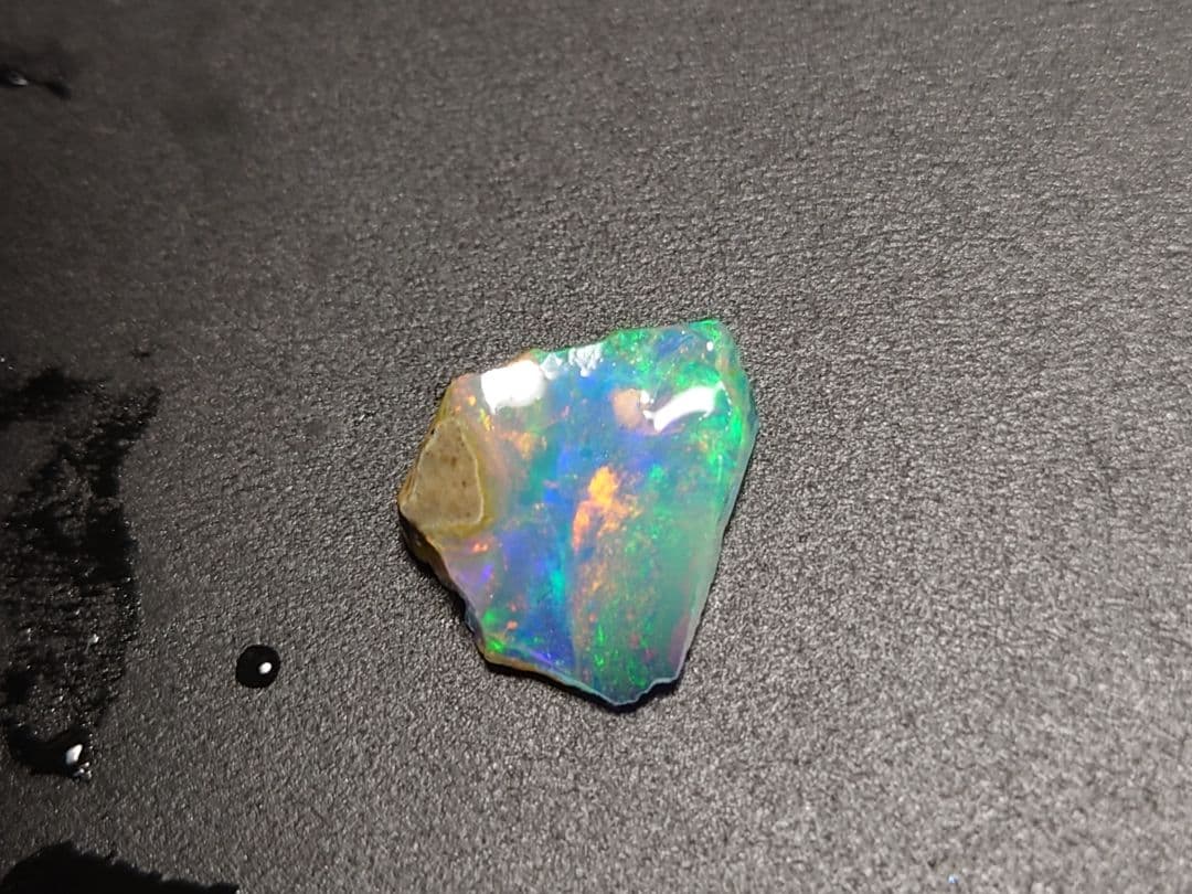 エチオピアウェロ産　チョークオパール　原石　鉱物標本　虹